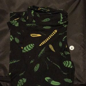 LuLaRoe TC Black and Leaves Leggings